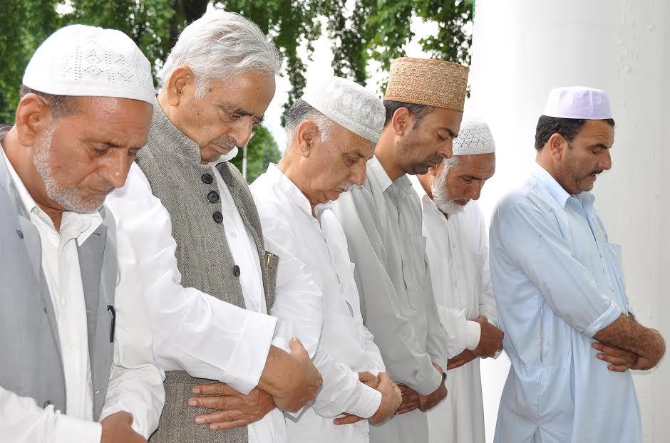 Mufti offers Friday prayers at Hazratbal
